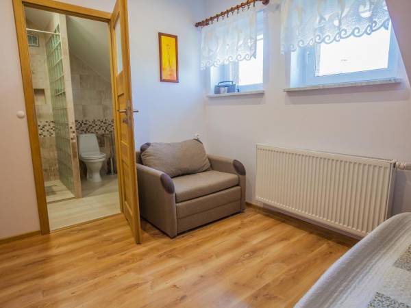 łazienka przy sypialni w apartamencie 1