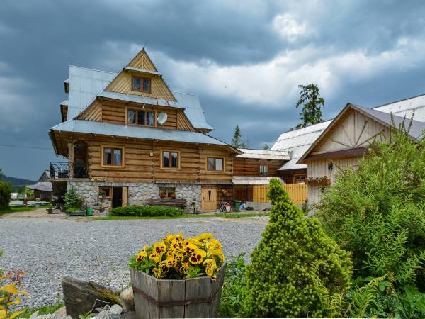 Drewniany dom w podhalańskie stylu