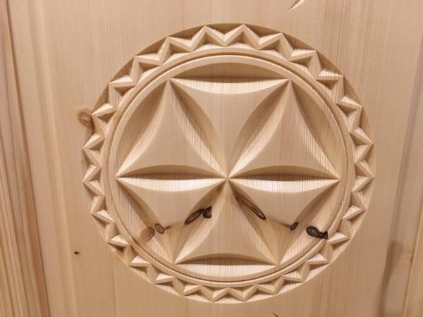 Rzeźbiona rozeta na drzwiach