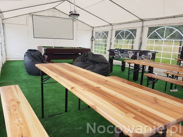 namiot z bilardem i piłkarzykami