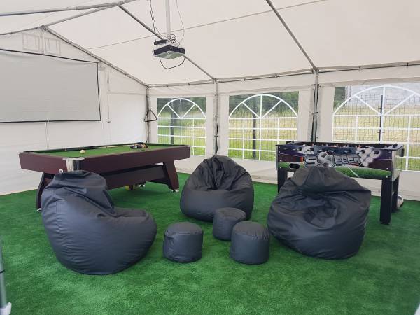 namiot z bilardem i piłkarzykami