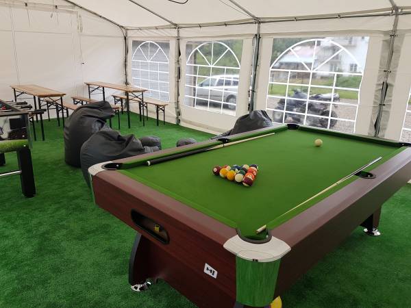 namiot z bilardem i piłkarzykami