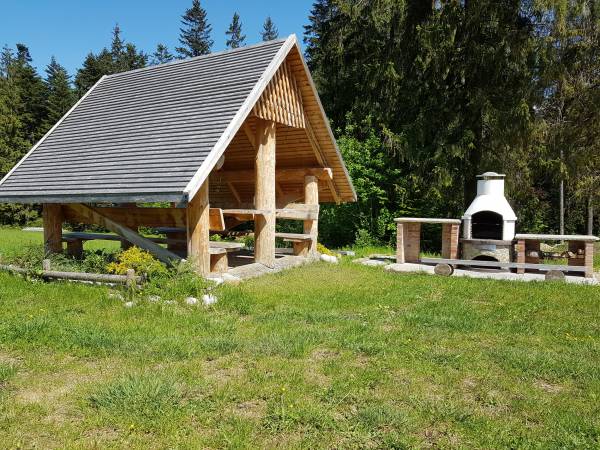 grill i chatka do dyspozycji gości