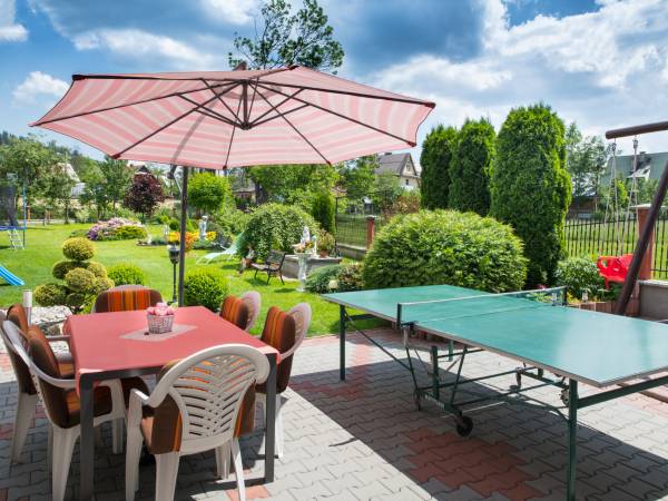 Ogród ze stołem do tennisa stołowego 