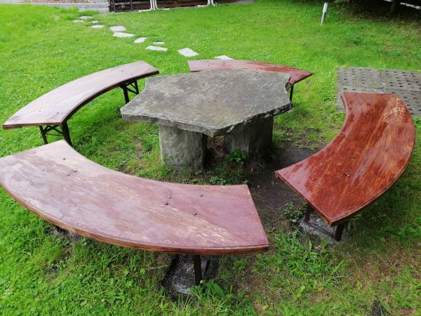 ŁAWECZKI W OGRODZIE