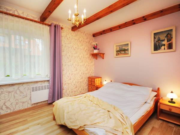 Dom2 sypialnia z jednym podwójnym łóżkiem 