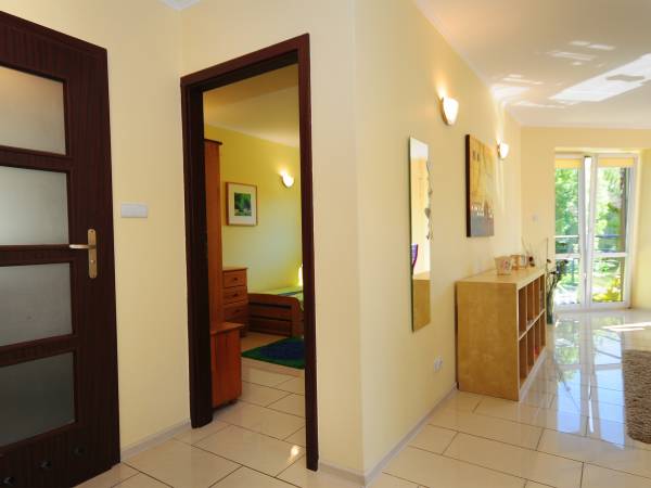 Widok z przedpokoju na salon i pokój dwuosobowy