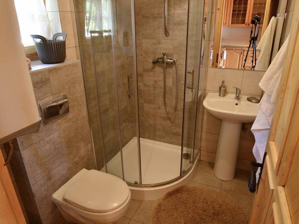 łazienka w domku z bala