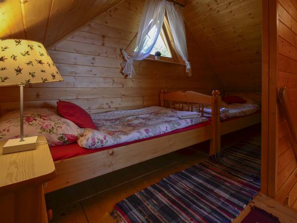 mała sypialnia w domku z bala