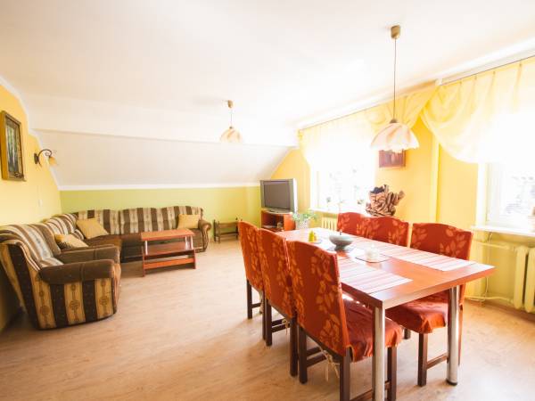 Apartament na trzecim piętrze - zdjęcie salonu oraz jadalni