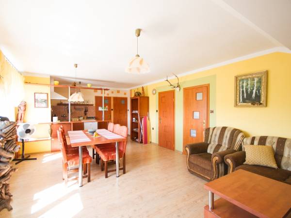 Apartament na trzecim piętrze - zdjęcie jadalni oraz kuchni