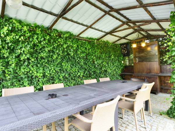 Biesiady stół, koło grila