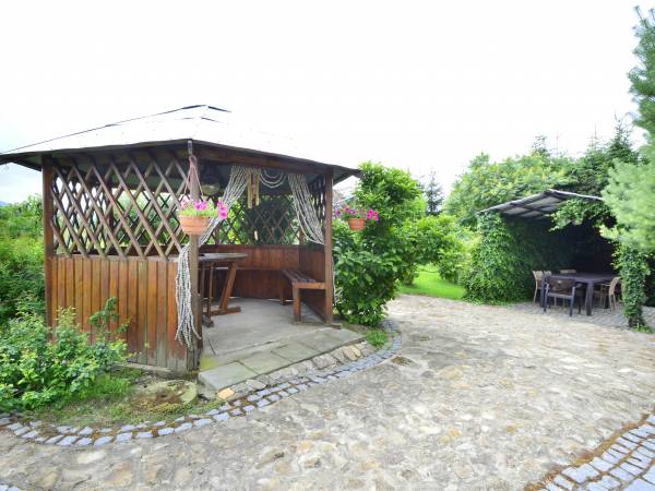 Rekreacyjna pergola w ogrodzie