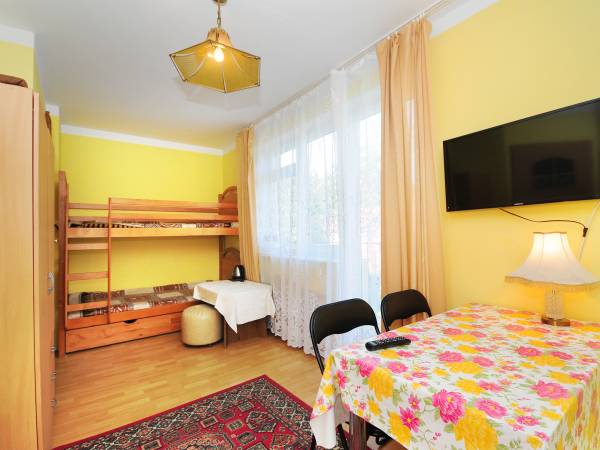 pok. 7 dwie wersalki i podwójne łóżko , łaz tv i balkon