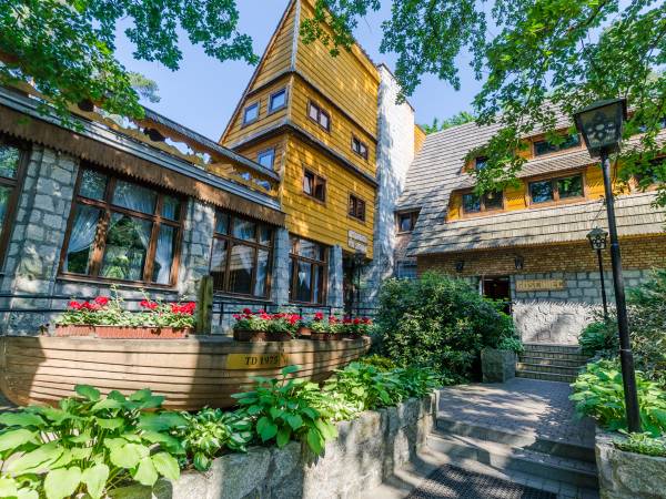 Budynek Główny Ośrodka- Restauracja Pod Sosnami oraz hotelowy Gościniec