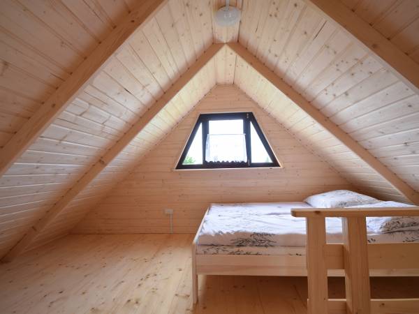 Piętro otwarty pokój z podwójnym łóżkiem