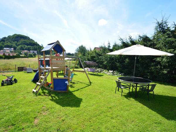 Plac zabaw i miejsce do grilla 