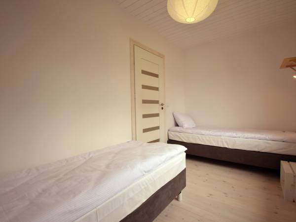 Sypialnia z dwoma pojedynczymi łóżkami