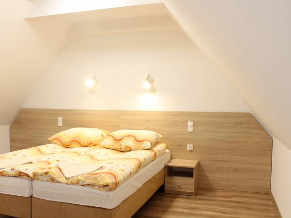 duży pokój 3 os na poddaszu, - lokalizacja ul Warszawska