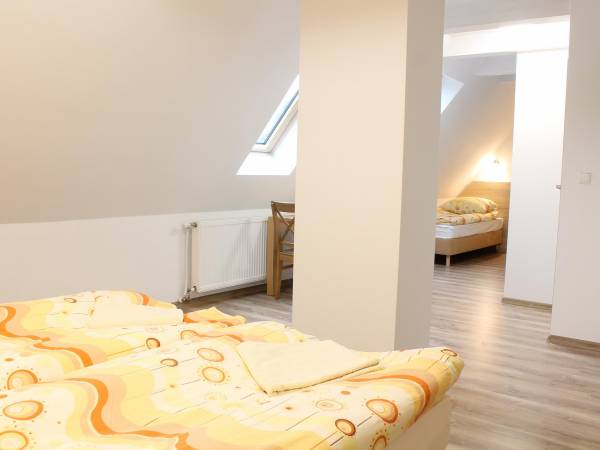 duży pokój 3 os na poddaszu,- lokalizacja ul Warszawska