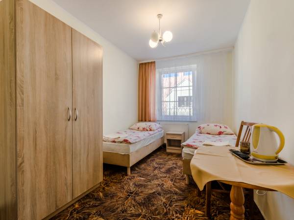 pokój 2 os , okno na ulicę