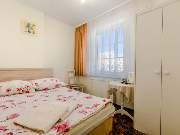 mały pokój , okno na ulicę - 1 os lub 2 os