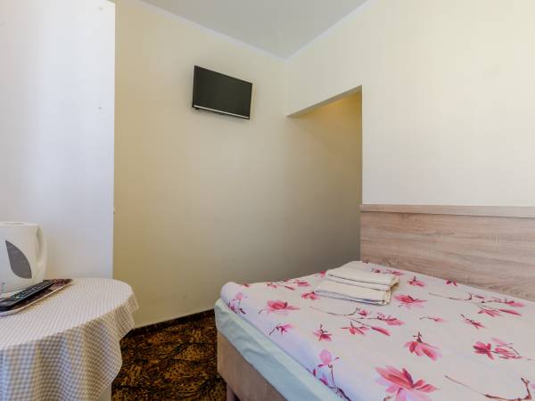 mały pokój , okno na ulicę - 1 os lub 2 os