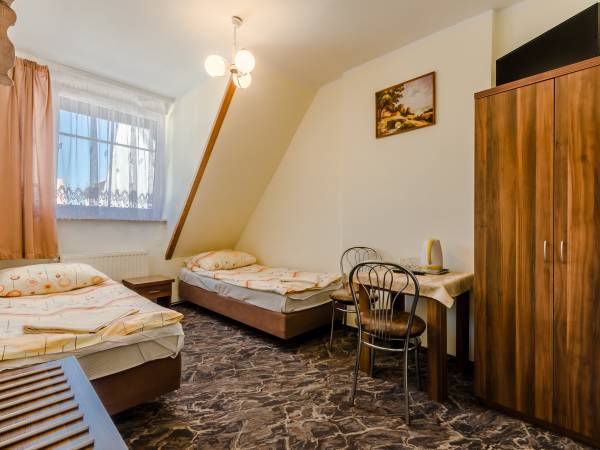 pokó 2 os , okno na ulicę