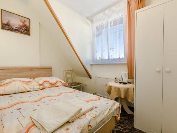 mały pokój , okno na ulicę - 1 os lub 2 os