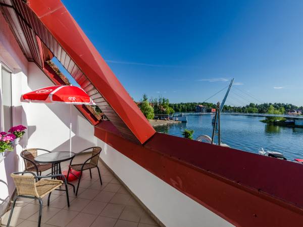 taras z widokiem na jezioro