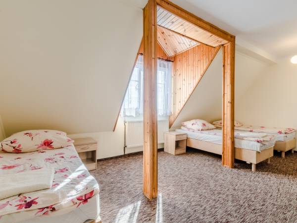 duży pokój rodzinny , okno z widokiem na jezioro