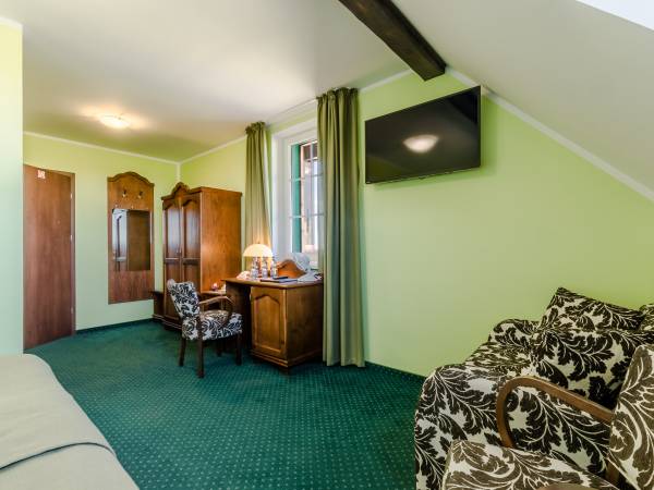 Pok. 2-os. DELUXE z łóżkiem King-size lub dwoma twin, sofą LCD-SAT-TV, suszarką, chłodziarką, wi-fi