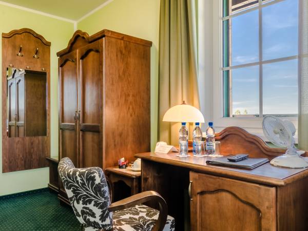 Pok. 2-os. DELUXE z łóżkiem King-size lub dwoma twin, sofą LCD-SAT-TV, suszarką, chłodziarką, wi-fi