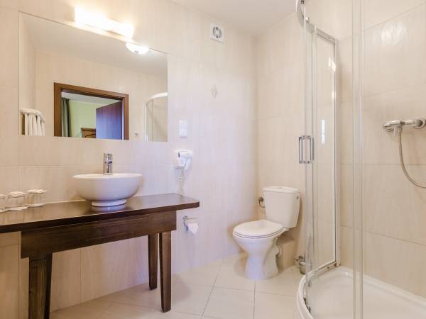 Nowoczesne łazienki z kabina prysznicową i suszarką