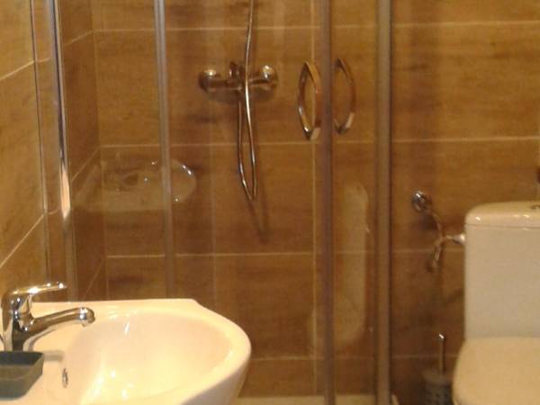 Łazienka w pokoju 3 osobowym