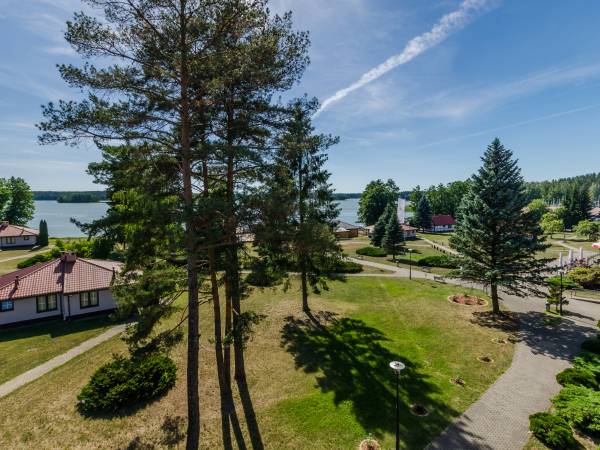 Pozezdrze - Harsz 22. Cena od: 1 200 PLN / 1 dzie Obiekt Willa Harsz zlokalizowany jest w miejscowoci Pozezdrze. Oferuje on bezpatne WiFi, widok na Klimatyczna willa przy parku. Komfortowe pokoje, basen