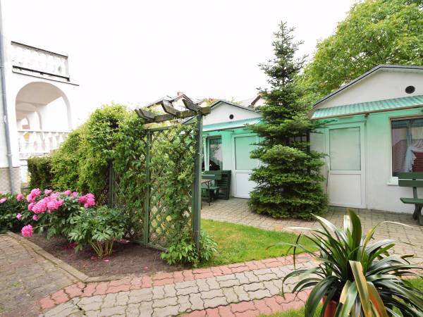 przed domkami letniskowymi