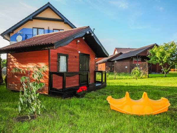 Domek z zabawkami plac zabaw