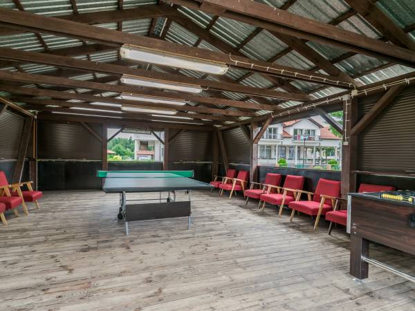 wiata z pin-pong i piłkarzyki