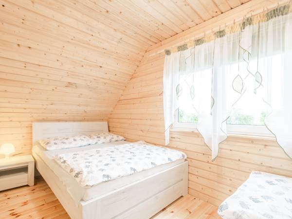 Mała sypialnia w domku dużym