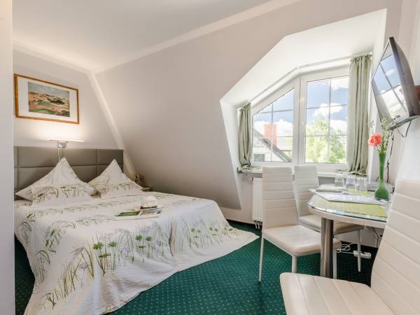 Pok. 5 z łóżkiem małż.160x200 cm, kanapą, lodówką, czajnikiem,filiżankami,suszarką