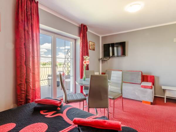 Pokój 4-osobowy z łózkiem "Queen-size" lub 2 pojednyczymi i rozkładaną kanapą, balkonem, L