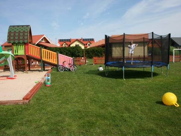 plac zabaw z trampoliną