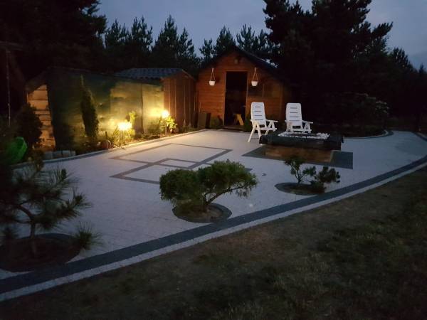 w tle altana na deszczowe wieczory