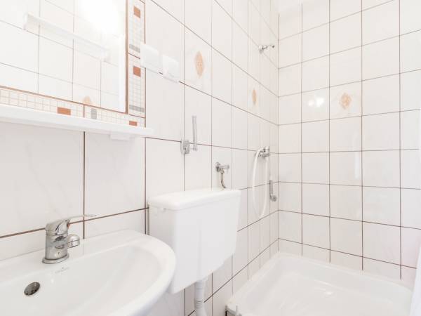 łazienka w pokoju 2 os.- budynek