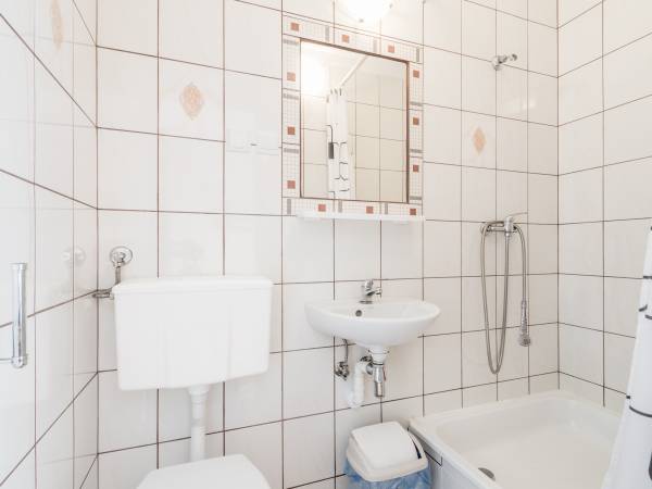 łazienka w pokoju 3-4os.-budynek