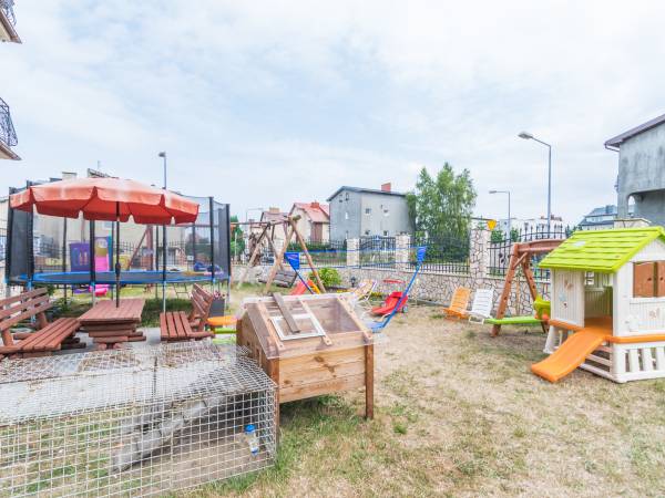 Plac zabaw na podwórku