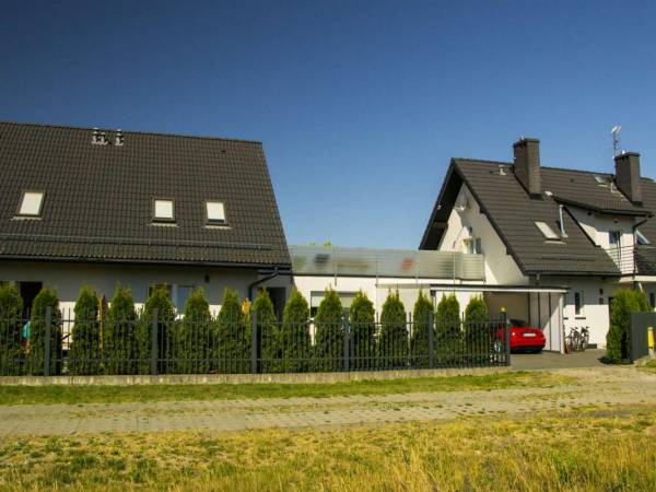 Posesja od strony wschodniej, na parterze pokoje nr 1 i 2, na piętrze pokoje nr 5 i 7.