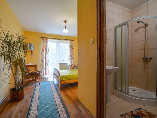 Pokój 2-osobowy wschód (łóżko małżeńskie)