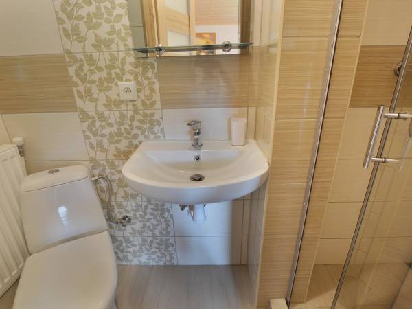 łazienka w pokoju z tarasem